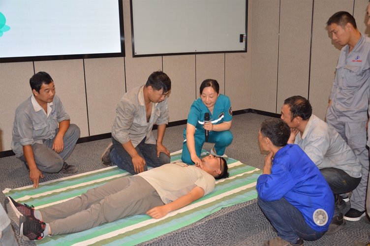 圖片2：心肺復蘇現(xiàn)場真人模擬操作指導-1_副本.jpg